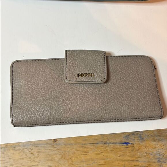 Fossil Green Tatum Crossbody Purse and Gray Madison Clutch Wallet Set - Picture 2 of 16